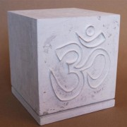 om-handgearbeitete-urne-aus-natuerlichem-material-von-heike-marianne-liwa