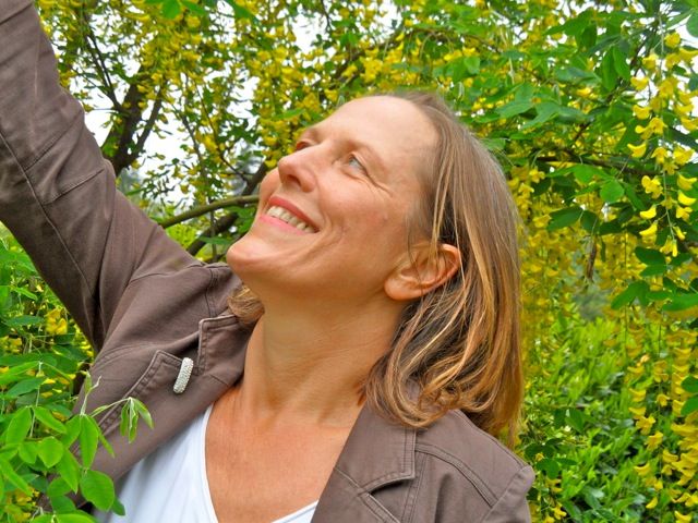 Monika Kirschke im Garten