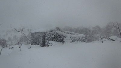 Lavasteinhaus im Schnee