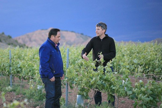 Winzerberater Daniel Wyss (rechts) im Weinberg mit Rioja-Winzer Francisco Ruiz