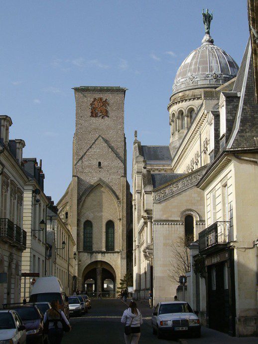 Am Ende der Strasse Tour de Charlemagne, Rest der zerstörten Basilika –Fotocredit: WikimediaBild mit Basilika